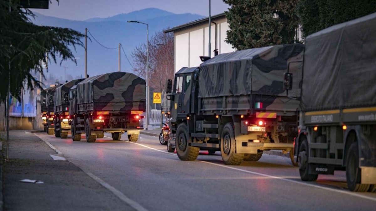 Coşciugele, distribuite în 30 de camioane ale armatei italiene, au străbătut oraşul, de la cimitirul local şi până la autostradă FOTO: Hepta