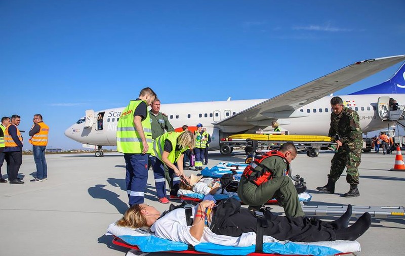 Exercițiul SEISM 2018, ziua 5. Scenariu: 14 pacienţi au fost transportaţi de la Bucureşti la Iaşi cu o aeronavă a Forţelor Aeriene Române