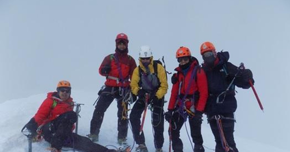 Sunt zi cu zi, pompieri, dar în timpul liber au forrmat o echipă, în care îşi pun viaţa unul în mâinile celuilalt. La fel ca şi în meseria lor! Pompierii alpinişti, de la lupta cu focul la cea cu înălţimile. Cinci oameni obişnuiţi cu situaţiile de urgenţă, vor escalada în această vară vârful Lenin de 7.134 de metri.