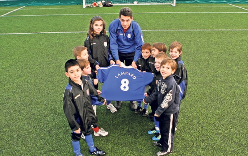 Joacă la Chelsea, dar ţin cu Steaua! Puştii de la şcoala de fotbal din Capitală care poartă numele clubului englez au o favorită clară pentru meciul de mâine