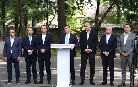 Sorin Grindeanu, liderul PSD și pe membrii delegației partidului în timpul declarațiilor de presă susținute în urma consultărilor politice cu prim-ministrul desemnat Luca Niculescu, 8 octombrie 2026