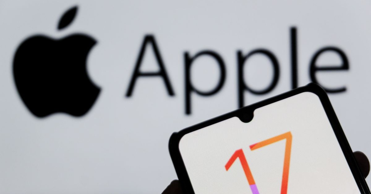 Un logo colorat al cifrei 17, pe display-ul unui telefon, in fata unui fundal pe care e afșiat logo-ul Apple.