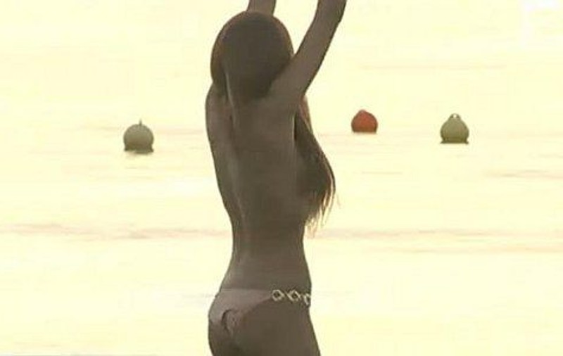 Video | Bianca Drăgușanu a făcut baie în mare, topless 