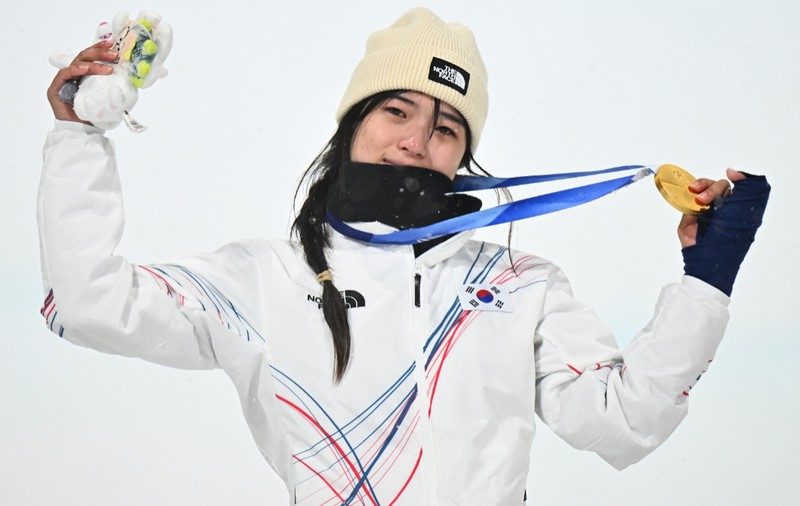 Căzătură horror pe pârtie la Jocurile Olimpice de Iarnă pentru o sportivă de 17 ani, urmată de o revenire uluitoare și medalie de aur