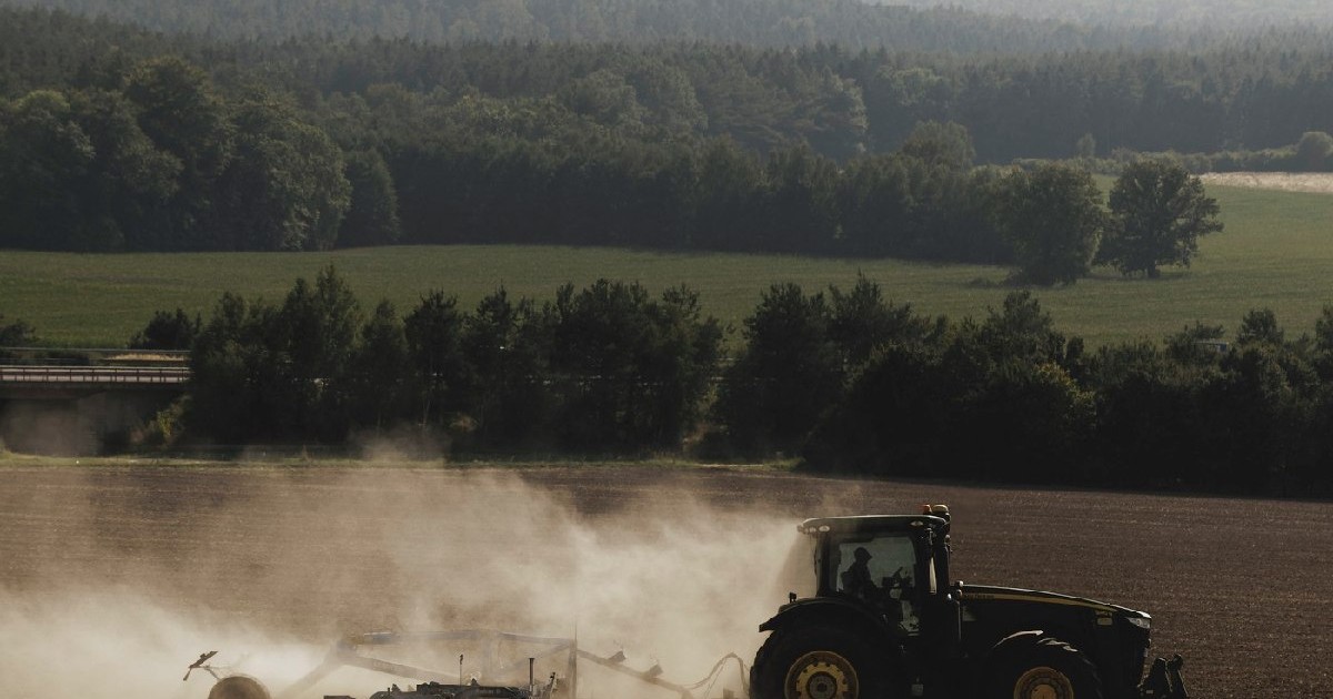 Un tractor traversează un câmp uscat în Kodersdorf, 15 august 2025.