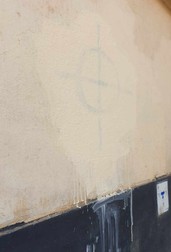 Perete vopsit în încercarea de a acoperi crucea celtică.