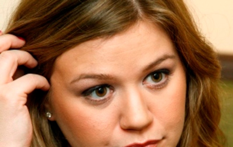 Kelly Clarkson îşi cumpără singură albumele!