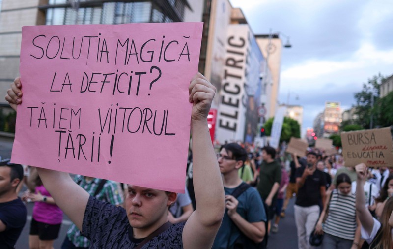 Studenții au protestat din nou în București, după anunțul că bursele vor fi tăiate de Guvernul Bolojan: „Nu din burse faceți averi”