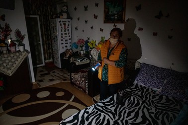 Elena Guste nu știa că blocul nu este racordat legal la curent când s-a mutat în el