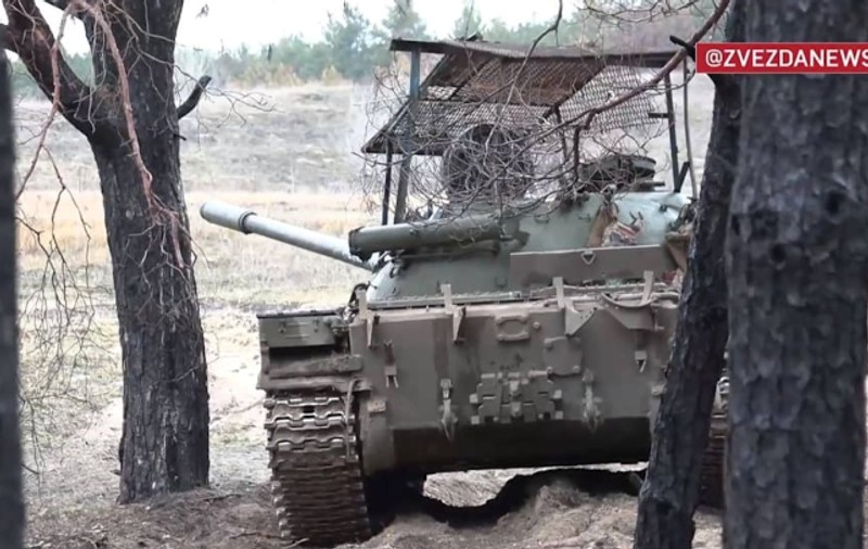 Rușii au trimis în Ucraina tancuri T-55, arată imagini difuzate de presa de stat de la Moscova. Modelul a intrat în dotarea Armatei Roșii în 1958