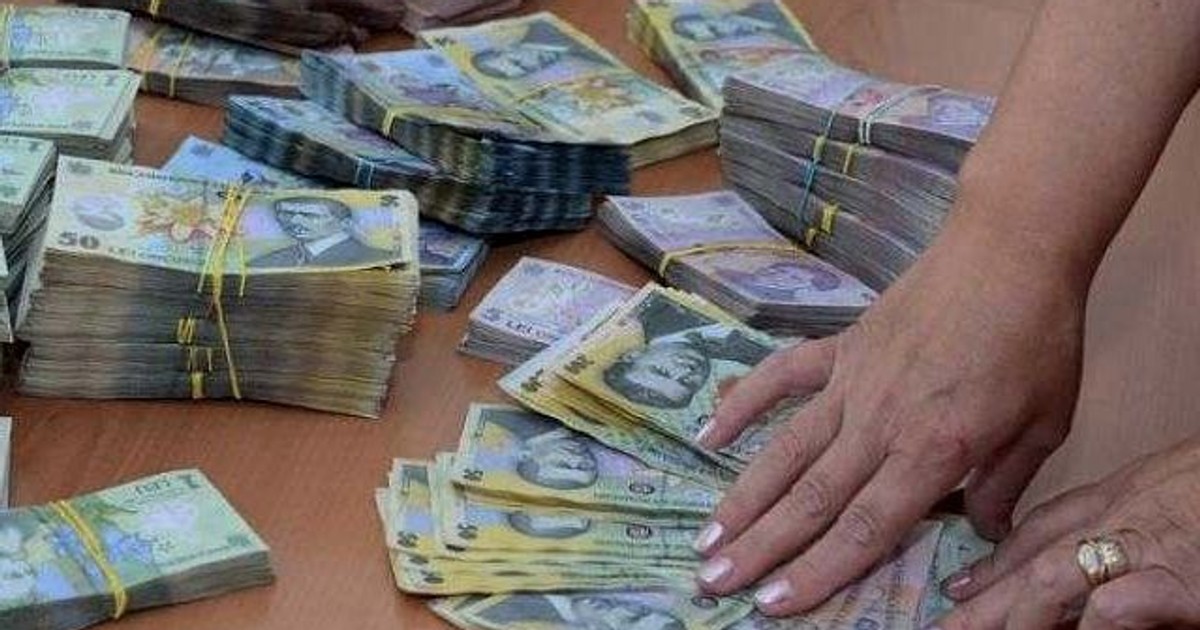 Doi băieți din Râmnicu Sărat au găsit 3.000 de lei pe stradă. Mai multe bancnote românești, pe un birou
