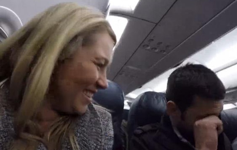 “SUNT ÎNSĂRCINATĂ!” O femeie a rugat pilotul avionului să-i transmită asta soțului ei / VIDEO