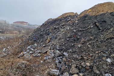 Gunoaie aruncate și îngropate în apropiere de fosta stație de sortare de la Cățelu