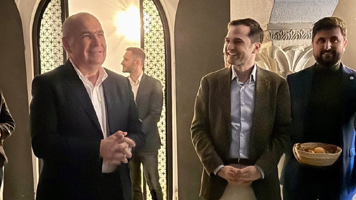 Ilie Bolojan şi-a făcut apariţia neanunţată la reuniunea de Paşti a PNL Bucureşti unde s-a întâlnit și cu Sebastian Burduja