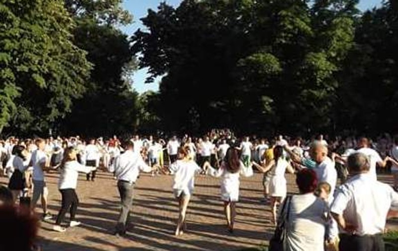 FOTO/VIDEO | Flashmob terminat cu o cerere în căsătorie! Gălățenii s-au prins în horă în Grădina Publică