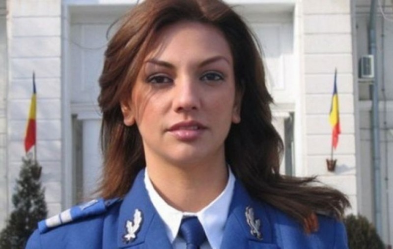 Cea mai frumoasă femeie în uniformă din lume e româncă. Irina Drăgan e purtătorul de cuvânt al Jandarmeriei Române