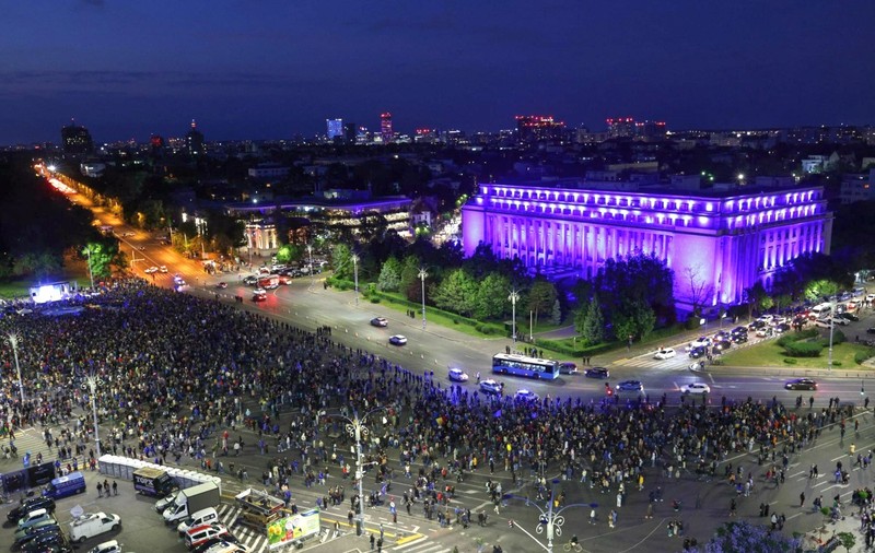 Miting pro Europa în București de Ziua Europei pentru susținerea apartenenţei la UE. Lumea a cântat „Imnul golanilor” și „Insieme”. Câți oameni au fost
