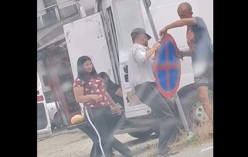 Au demontat indicatorul cu oprirea interzisă, ca să oprească lumea să ia pepeni de la ei