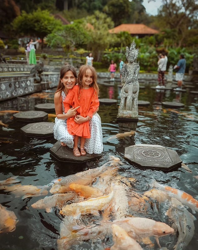 Copiii Danei Rogoz au hrănit peștii cu biberonul, în Bali: „A fost foarte drăguț”. Imagini din vacanța vedetei cu familia