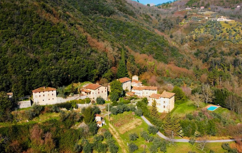 90 de oameni au investit câte 50.000 de euro și au cumpărat împreună un întreg sat din Toscana. Cum funcționează proiectul Borgo Batone