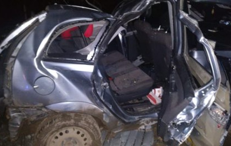 O șoferiță beată a intrat cu mașina printr-un gard și a lovit un alt vehicul. Accidentul s-a soldat cu patru victime