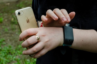 Ali își conectează brățara cu ecolocație (Sunu Band) la telefon, pentru a se plimba prin curte. Aceasta vibrează când se apropie de un obiect sau o persoană | Foto Oana Brîndușe