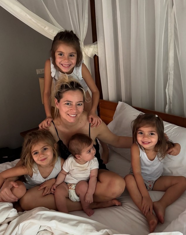 Ce nu îi lipsește Laurei Cosoi din bagaj atunci când pleacă în vacanță cu cei patru copii. „Am fost des întrebată cum am curajul”