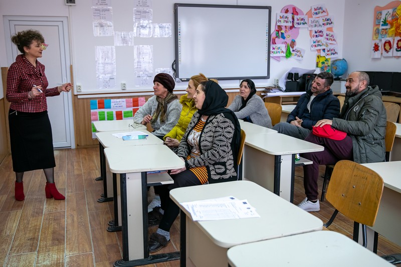 Învățătoarea Carmen Cucoaneș și elevii clasei a III-a de la “A doua șansă”