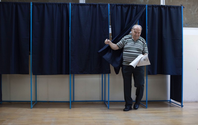 Incidente în ziua alegerilor: un candidat din Mureș a fost amendat pentru că a intrat în cabina de vot cu doi bătrâni. În Oradea, un alegător a primit un buletin de vot deja ștampilat
