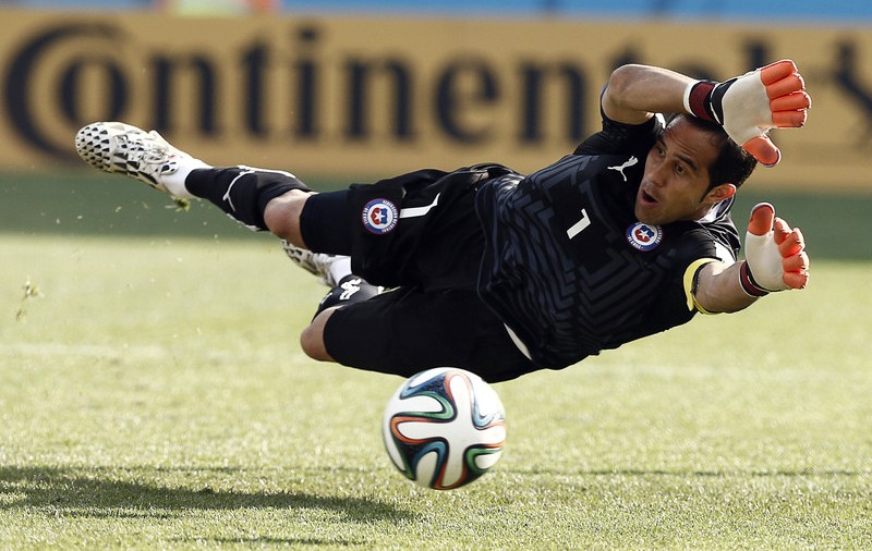 ”Trebuie să fim mândri de noi. Am jucat cu cele mai bune echipe de la acest Mondial, Spania, Olanda şi Brazilia, şi nu am fost cu nimic mai prejos” - Claudio Bravo, portarul naţionalei din Chile