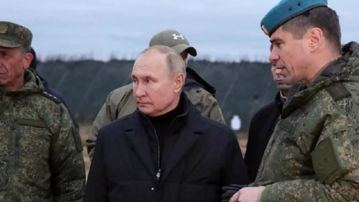 Vladimir Putin, înconjurat de ofițeri ai armatei ruse. Liderul de la Kremlin primește raportul