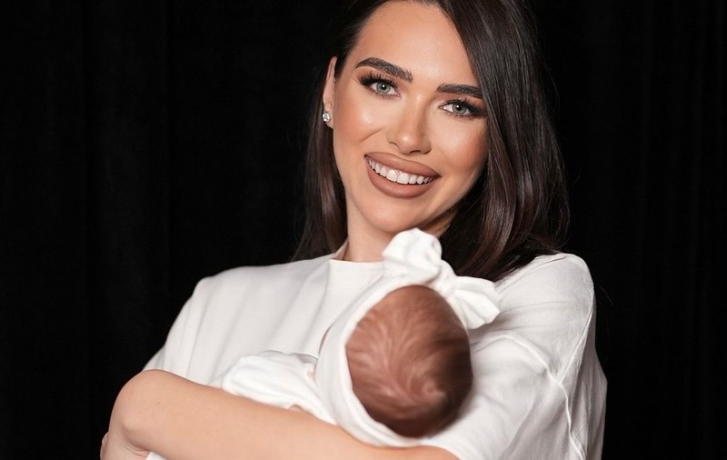 Iustina și Cornel de la Insula Iubirii, fotografii adorabile cu fetița lor. Ivana Nectaria a împlinit o lună