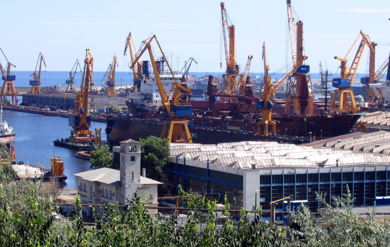 Poluare! Aproximativ 300 de litri de păcură au ajuns în apă în Portul Constanţa!