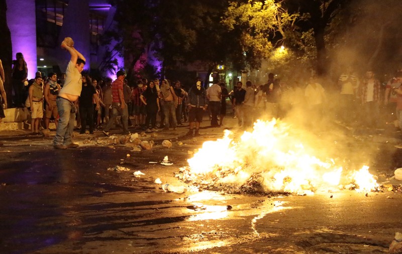 Proteste violente în Paraguay. Oamenii au incendiat sediul Congresului, după ce Senatul a votat în secret un amendament constituțional | FOTO