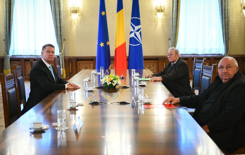 FOTO | Klaus Iohannis spune că nu a primit nicio întrebare de la foştii deţinuţi: "Încercarea PSD de a se folosi de necazul lor, pentru a-şi legitima atacul asupra justiţiei, este de-a dreptul jalnică"
