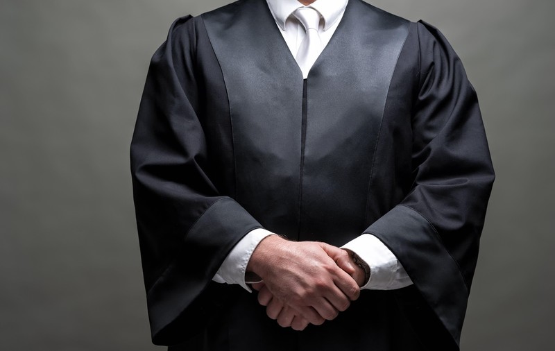 Un bărbat a pretins că este avocat timp de 11 ani: lua bani de la clienții pe care îi reprezenta în Brăila și Galați ca și cum știa ce face
