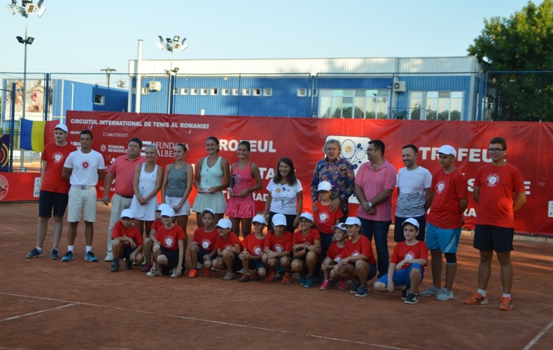 Ilie Năstase a premiat campioanele în proba de dublu a turneului ITF de la Arad care îi poartă numele / GALERIE FOTO