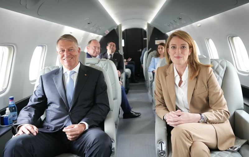 Klaus Iohannis a zburat alături de șefa PE, Roberta Metsola, în Republica Moldova. De unde a fost închiriat avionul