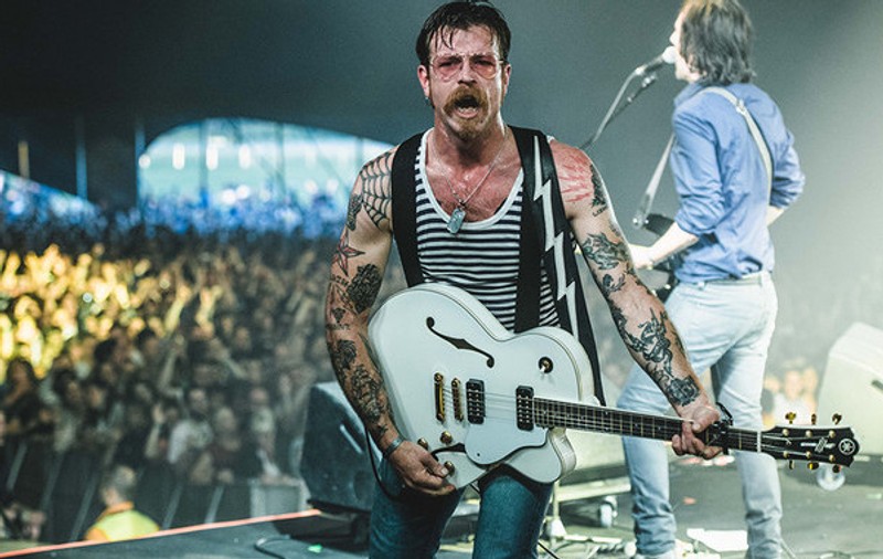 Trupa Eagles of Death Metal s-a întors la Paris pentru prima oară după atacurile din noiembrie: "Toţi oamenii trebuie să aibă arme" | VIDEO