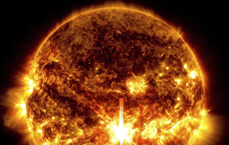 O erupție solară colosală, cea mai mare din ultimii ani, surprinsă în imagini de NASA. A urmat o furtună geomagnetică de gradul 3