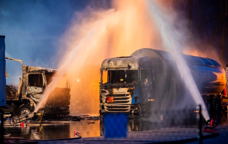 Explozii lângă Berlin, unde cinci cisterne pline cu gaz lichefiat au luat foc, într-o parcare