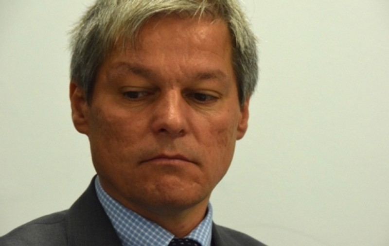 Cioloș, criticat pe Facebook. Răspunsul premierului: „Sângele trebuie lăsat să urce spre creier şi nu să coboare în... instalaţie''