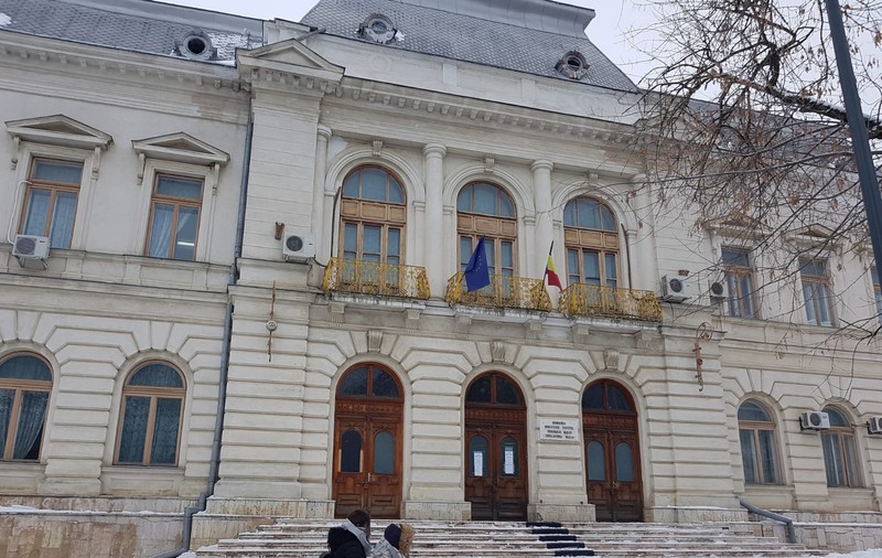 Un avocat a sunat la 112 spunând că o femeie aflată în Judecătoria Vaslui are la mână o brățară furată. Ce a urmat după venirea polițiștilor