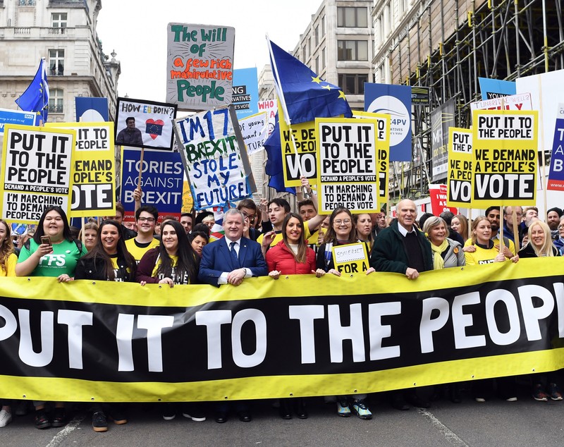 Sute de mii de oameni au protestat la Londra pentru organizarea unui nou referendum pe tema Brexitului (FOTO & VIDEO)