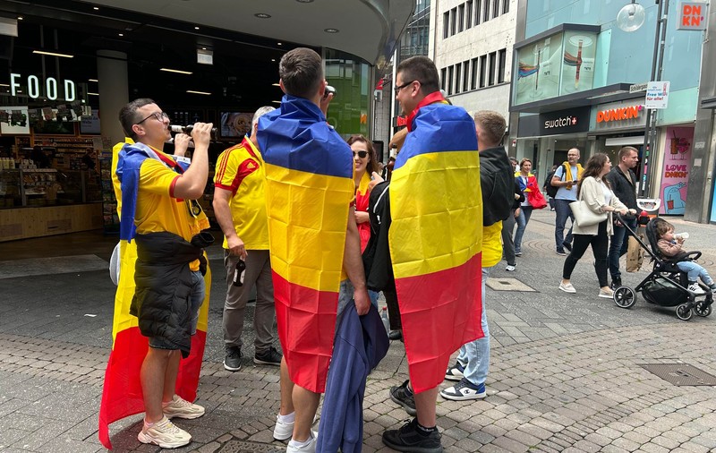 Fanii României fac spectacol la Köln, înaintea partidei cu Belgia de la EURO 2024. Au cântat „Treceți, batalioane române, Carpații” și imnul național. VIDEO