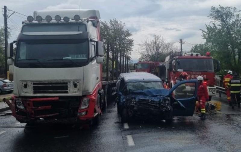 Un șofer italian a murit pe loc după ce a intrat pe contrasens și s-a lovit frontal de un TIR, pe DN 76, între Deva și Oradea