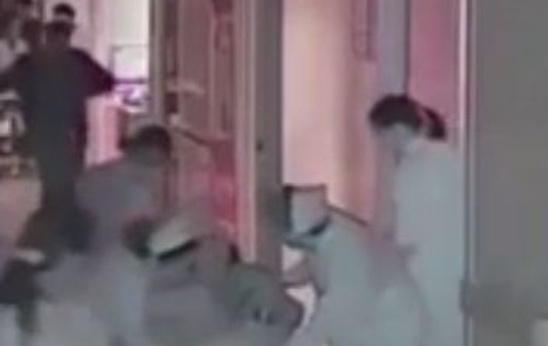 SCENE DE COȘMAR, MEDICI INCOMPETENȚI! Un nou-născut, târât de cordonul ombilical, din burta mamei, pe coridoare! VIDEO