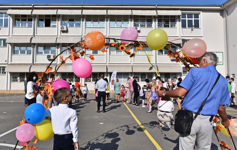 Schema prin care „lumea bună” de la vile își plasează copiii la școlile de prestigiu dintre blocuri. Toată lumea știe, de ce nu vorbește nimeni?