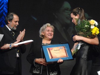 Gabi Luncă a primit premiul pentru întreaga activitate în 2007, la Gala Superlativelor Romilor (foto Agerpres)