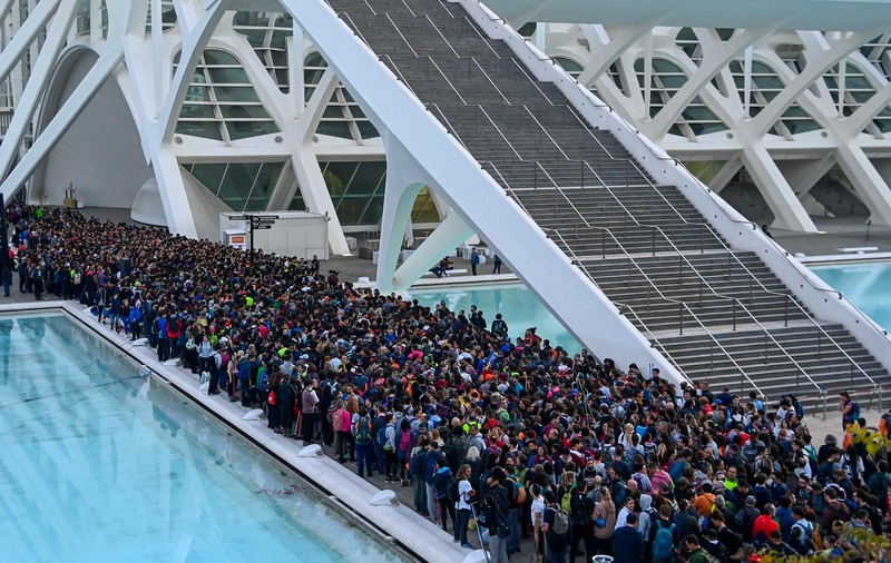 Imagini impresionante la Valencia, unde 100.000 de oameni stau la coadă ca să se înscrie pe lista voluntarilor și să ajute după inundațiile din Spania | VIDEO